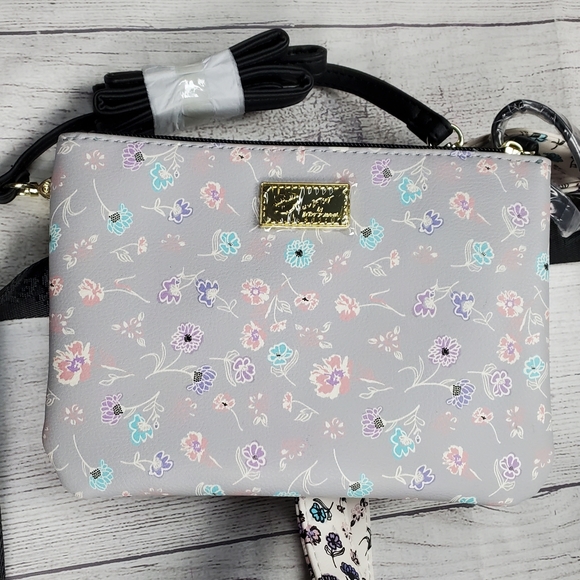 Betsey Johnson Weekender Floral Matching Wristlet - Picture 10 of 16